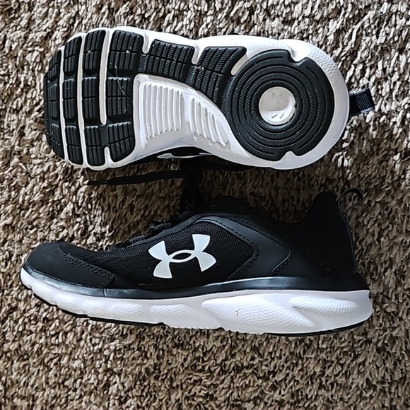 Under Armour - 4Y Black/White Youth Sneakers - Picture 6 of 8